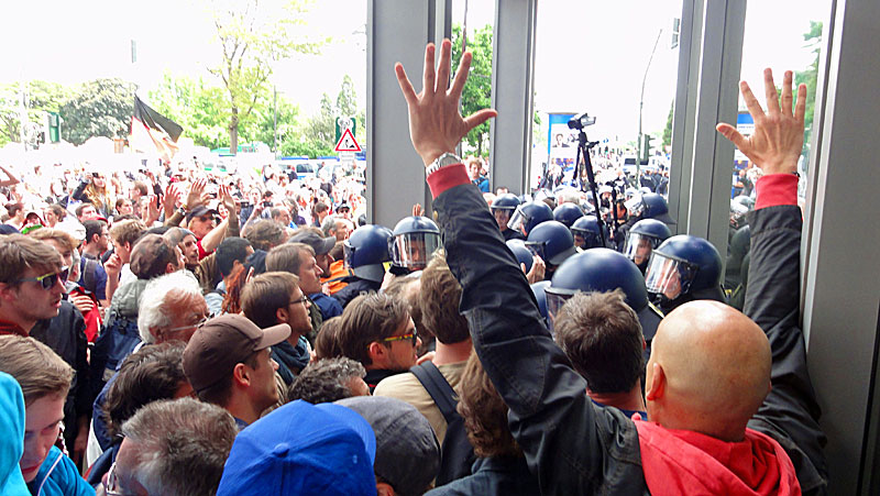 blockupy-frankfurt-2013-friedliche-demonstranten