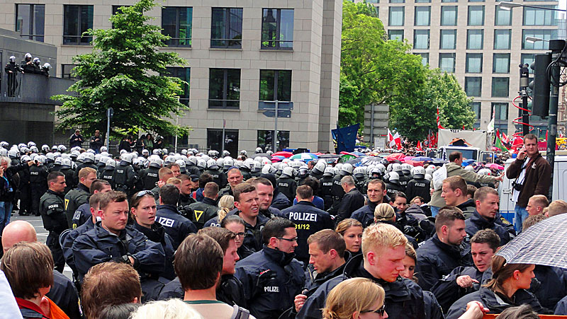 blockupy-frankfurt-2013-haufenweise-polizei