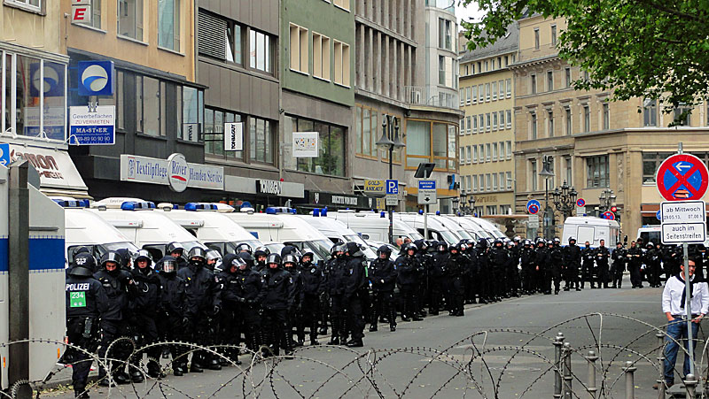 blockupy-frankfurt-2013-polizei-willy-brandt-platz