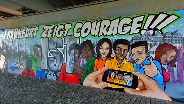 Mural an der Friedensbrücke in Frankfurt - Frankfurt zeigt Courage