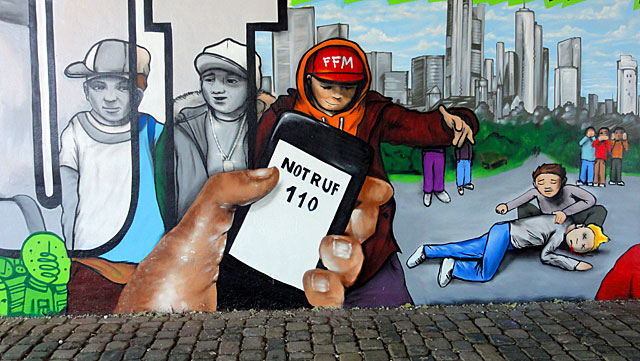 Mural an der Friedensbrücke in Frankfurt - Frankfurt zeigt Courage