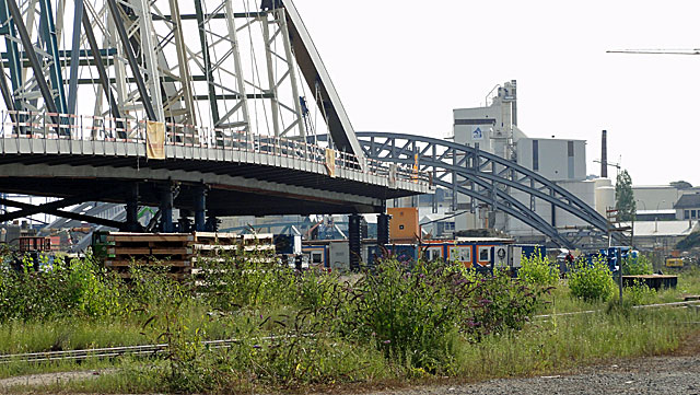 einschwimmen-der-osthafenbrücke-002