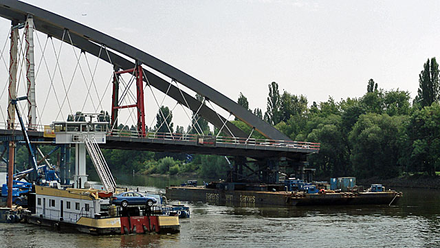 einschwimmen-der-osthafenbrücke-003