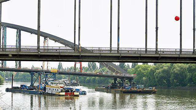 einschwimmen-der-osthafenbrücke-005