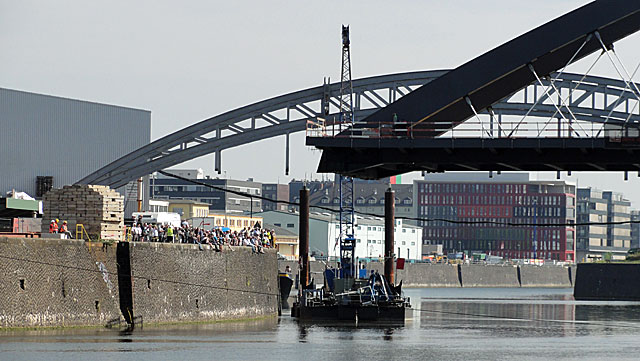 einschwimmen-der-osthafenbrücke-006