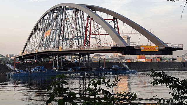 einschwimmen-der-osthafenbrücke-008