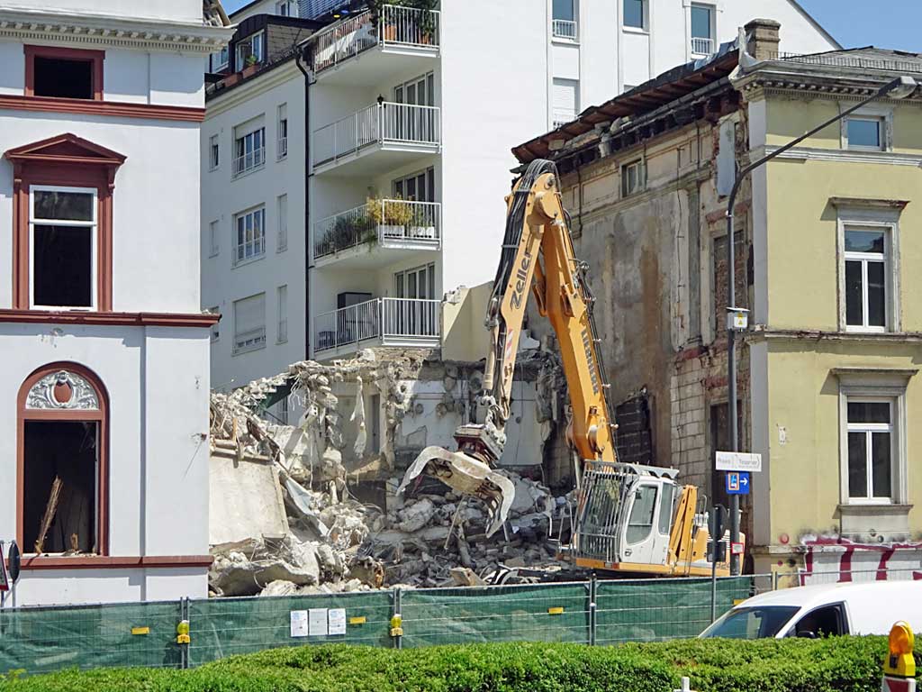 Abbrucharbeiten beim Café Wien in Bornheim