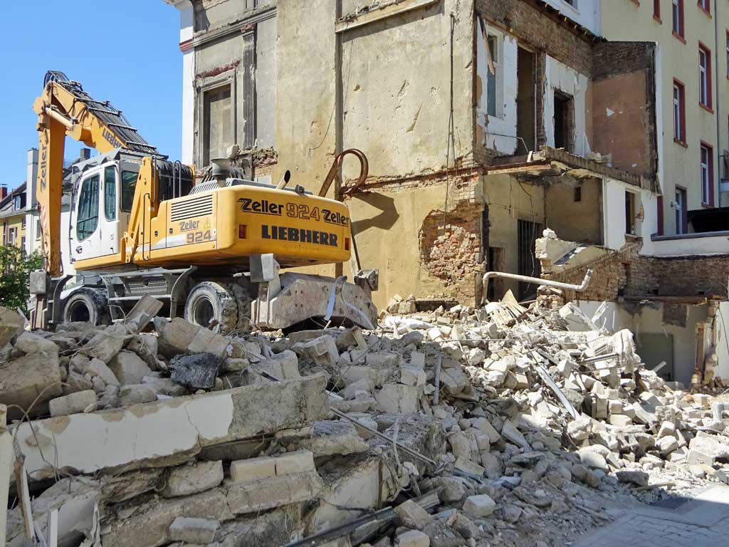 Bagger und Bauschutt bei der Baustelle in der Höhenstraße