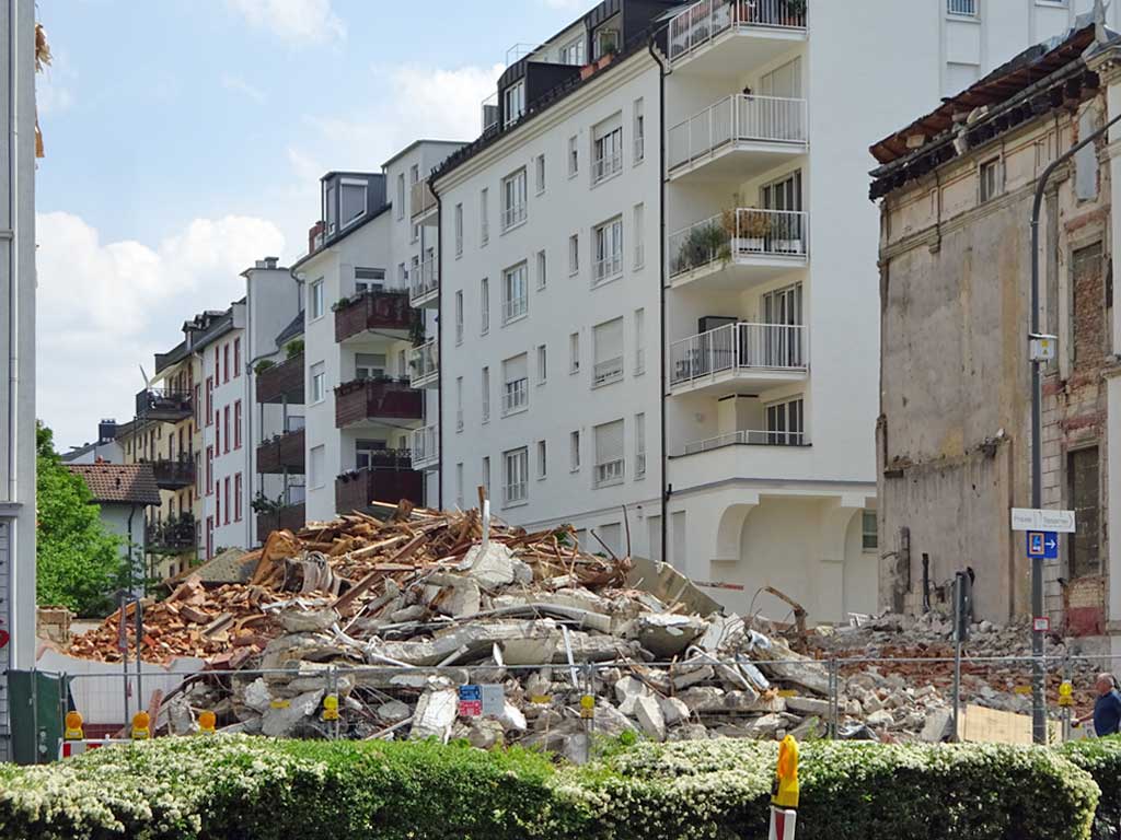 Bauschutt auf der Baustelle in der Höhenstraße