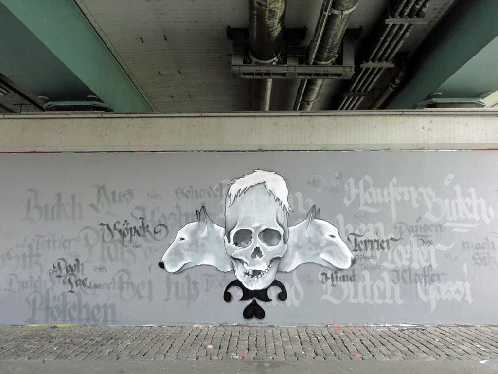 Hunde- und Totenkopf-Graffiti an der Friedensbrücke