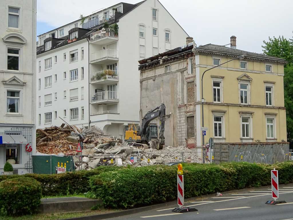 Wertheim-Villa und Café-Wien-Baustelle in Bornheim