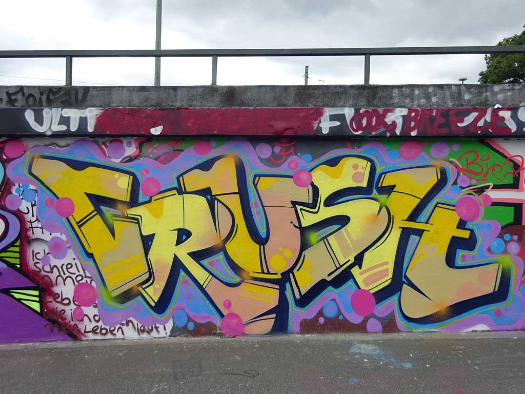 Crush-Graffiti bei der Hall of Fame in Frankfurt