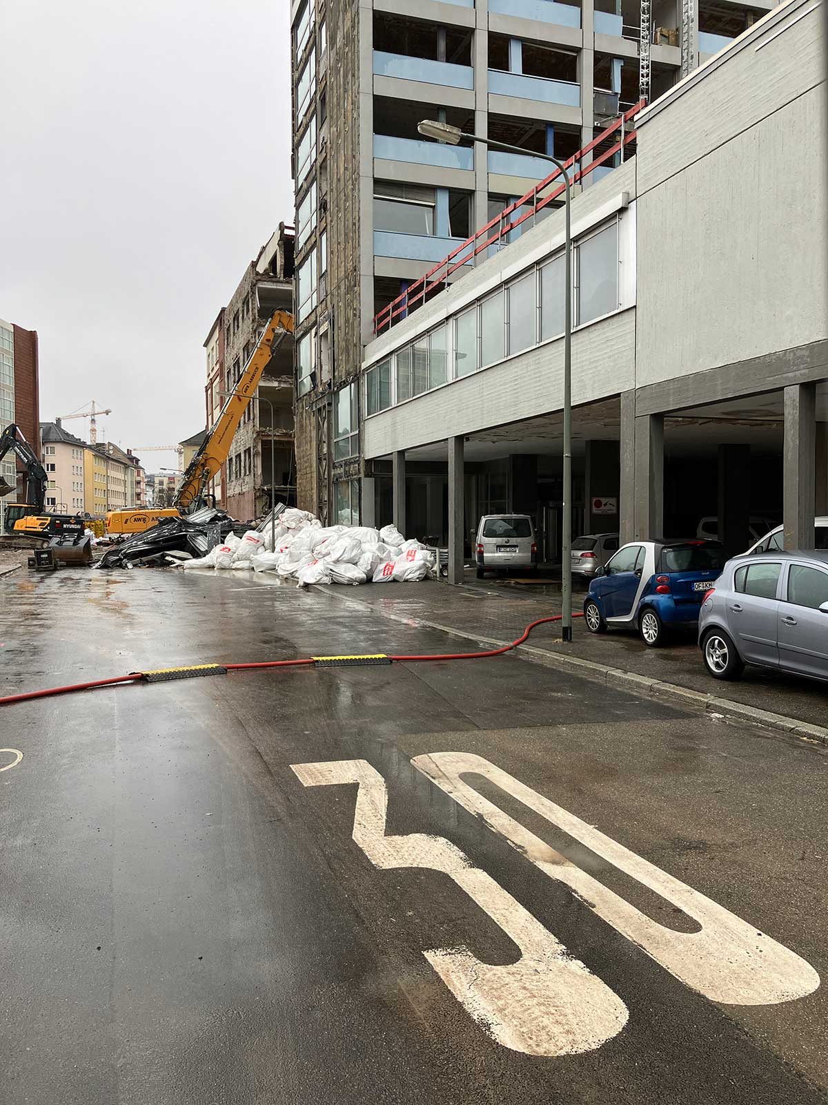 Abbrucharbeiten bei früherem FAZ-Standort im Gallus