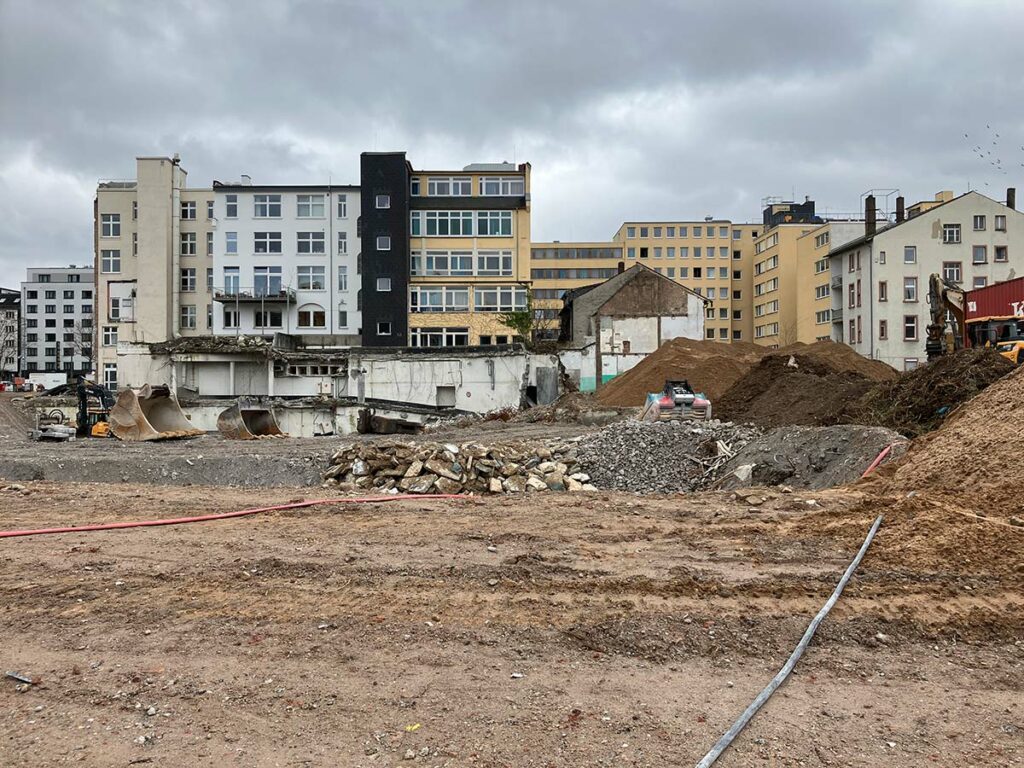 Abbrucharbeiten bei früherem FAZ-Standort im Gallus