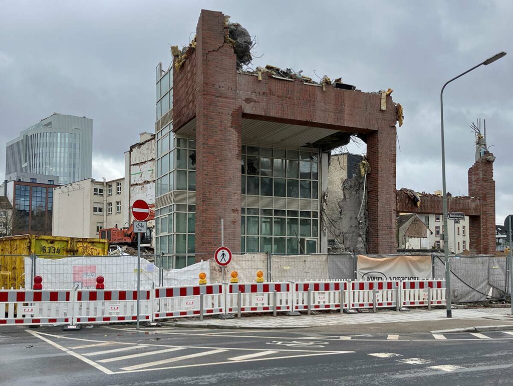 Abbrucharbeiten bei früherem FAZ-Standort im Gallus