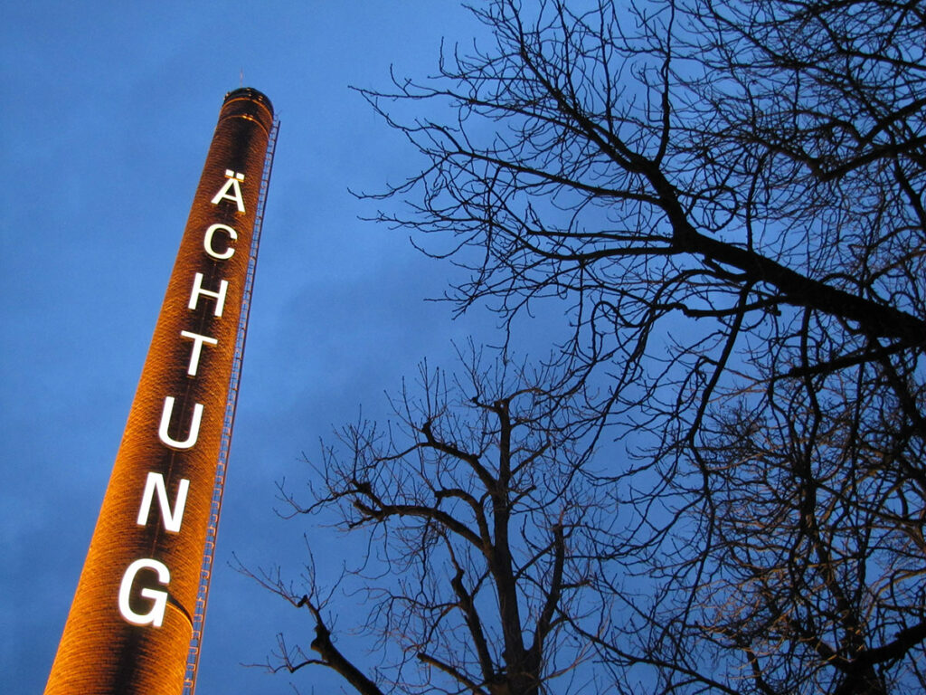 „Achtung | Ächtung“ - Installation von Gregor AIgner