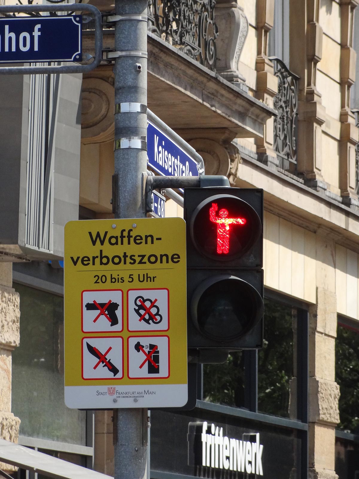 Ampelmännchen als Schiedsrichter mit roter Karte am Frankfurter Hauptbahnhof während der EURO 2024