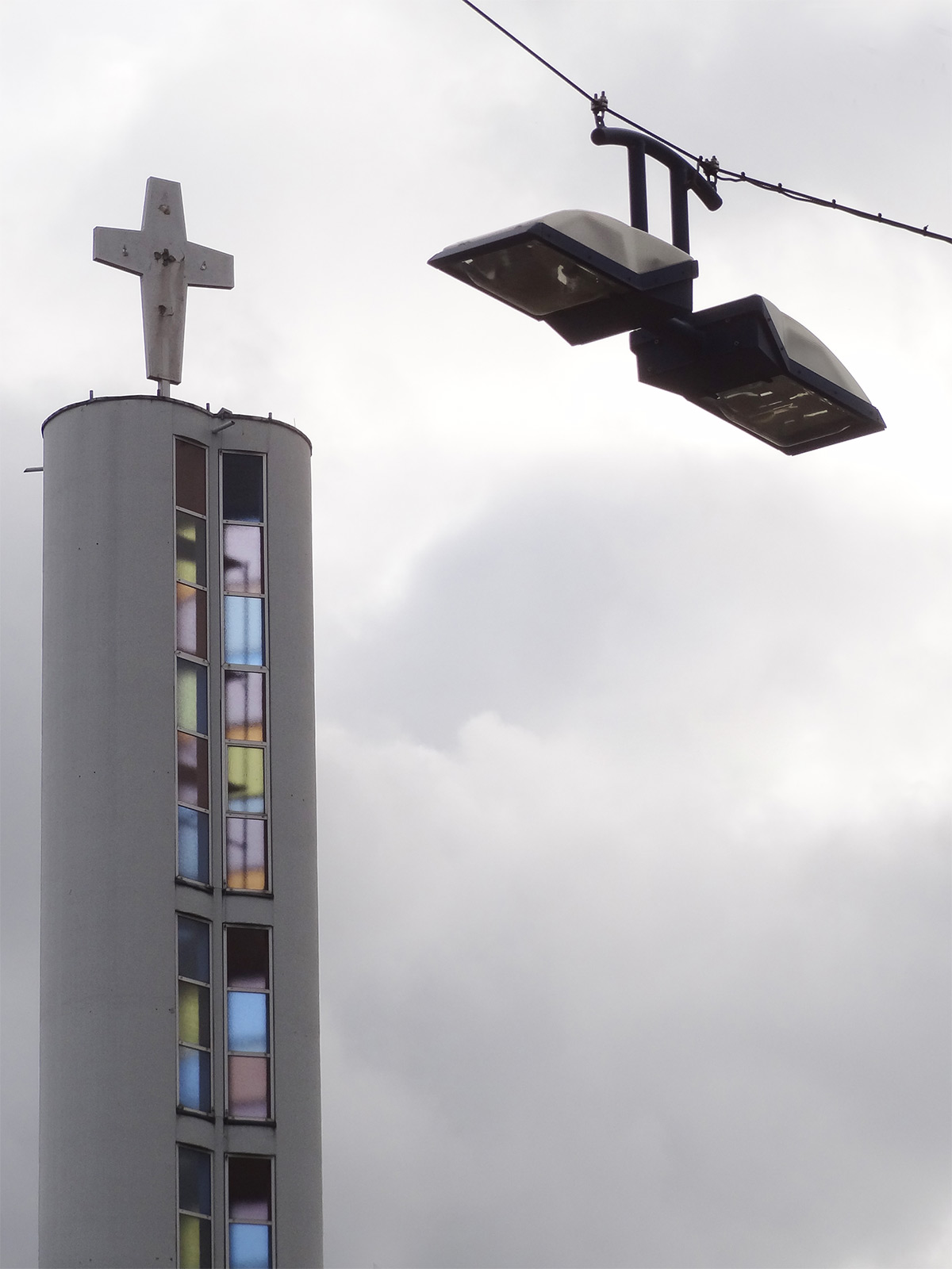 Architektur in Offenbach: St. Peter Kirche mit bunten Glasfenstern