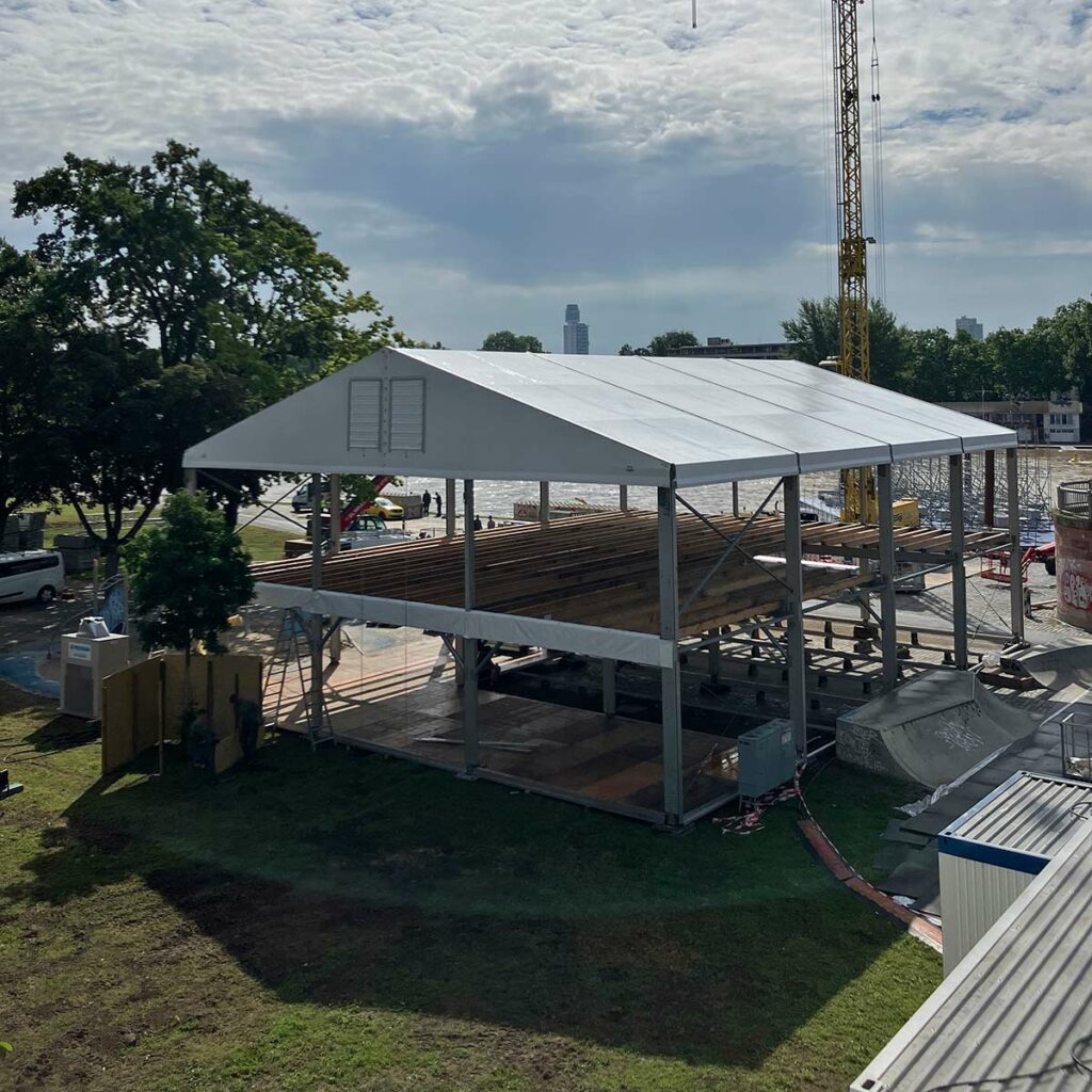 Aufbau der Fan Zone am Mainufer bei der Friedensbrücke