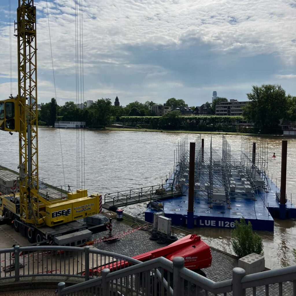 Aufbau der Fan Zone am Mainufer bei der Friedensbrücke