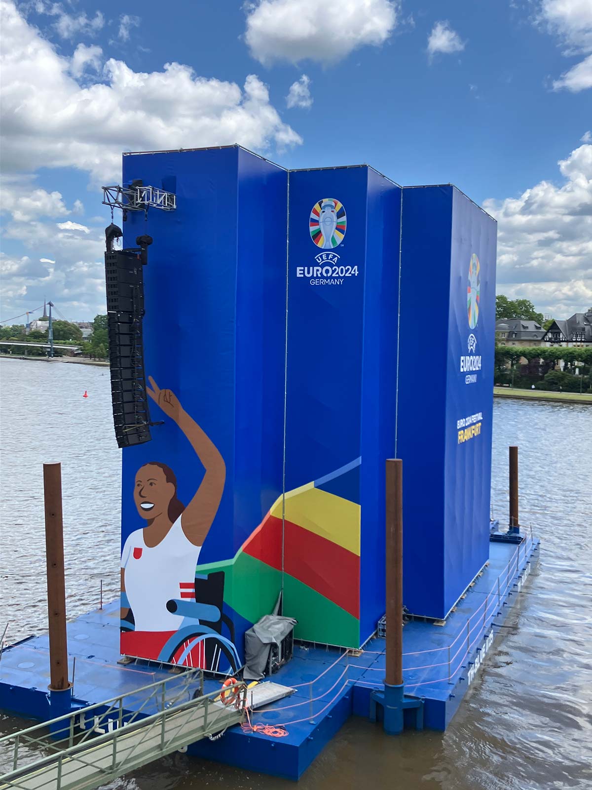 Aufbau der Fan Zone am Mainufer bei der Friedensbrücke