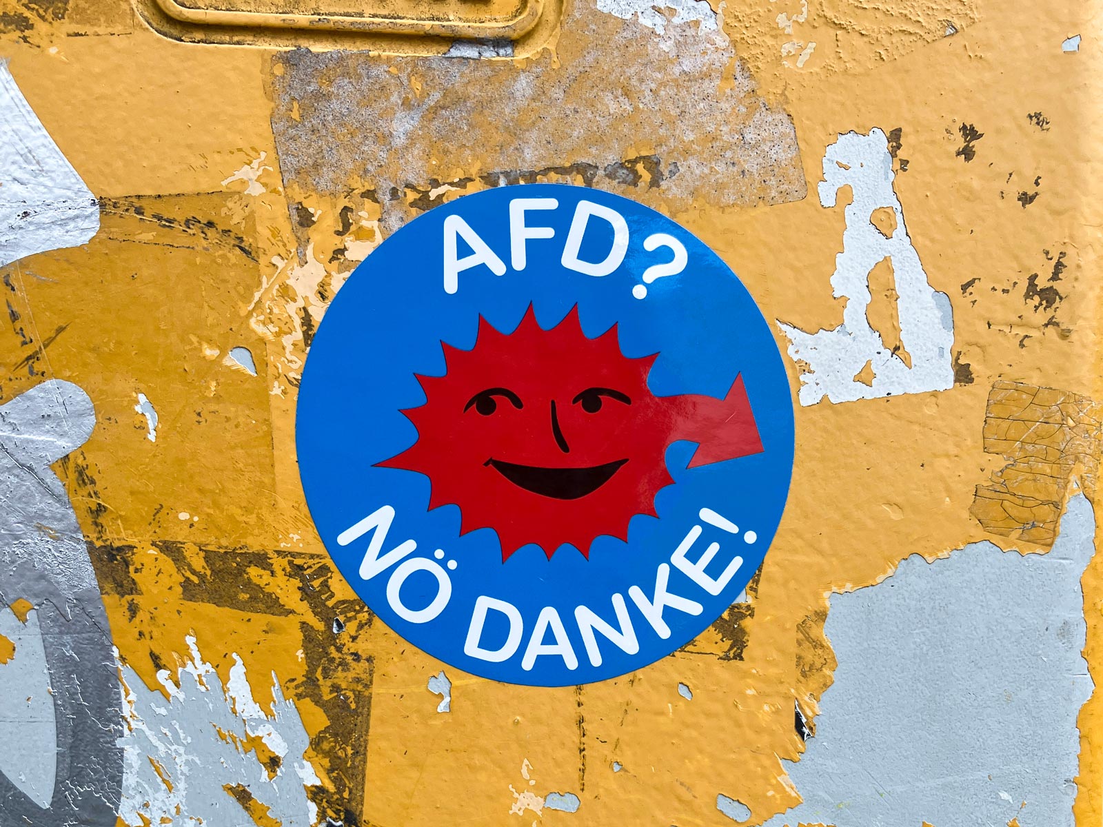 Aufkleber mit Abwandlung des bekannten „Atomkraft? Nein Danke!“-Logos: AFD? Nö Danke!