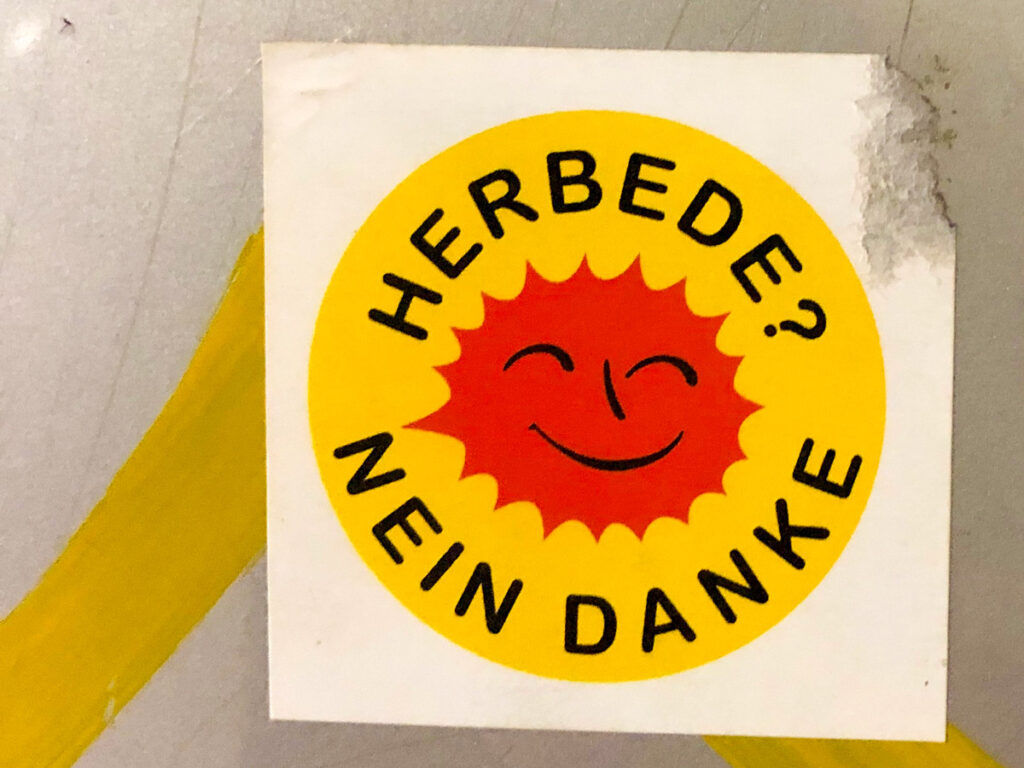 Aufkleber mit Abwandlung des bekannten „Atomkraft? Nein Danke!“-Logos: Herbede? Nein Danke