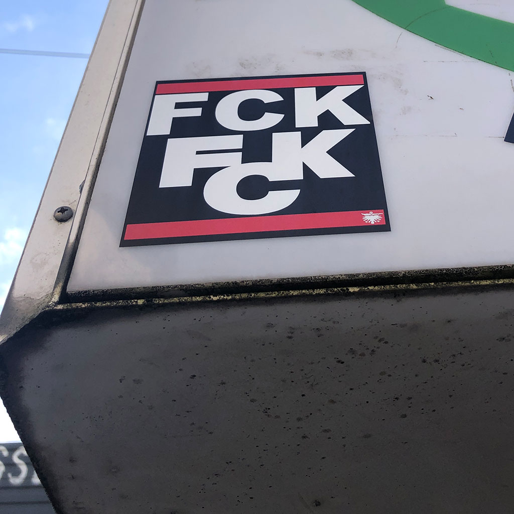 Aufkleber mit FCK FCK im Stil des RUN-DMC-Logos