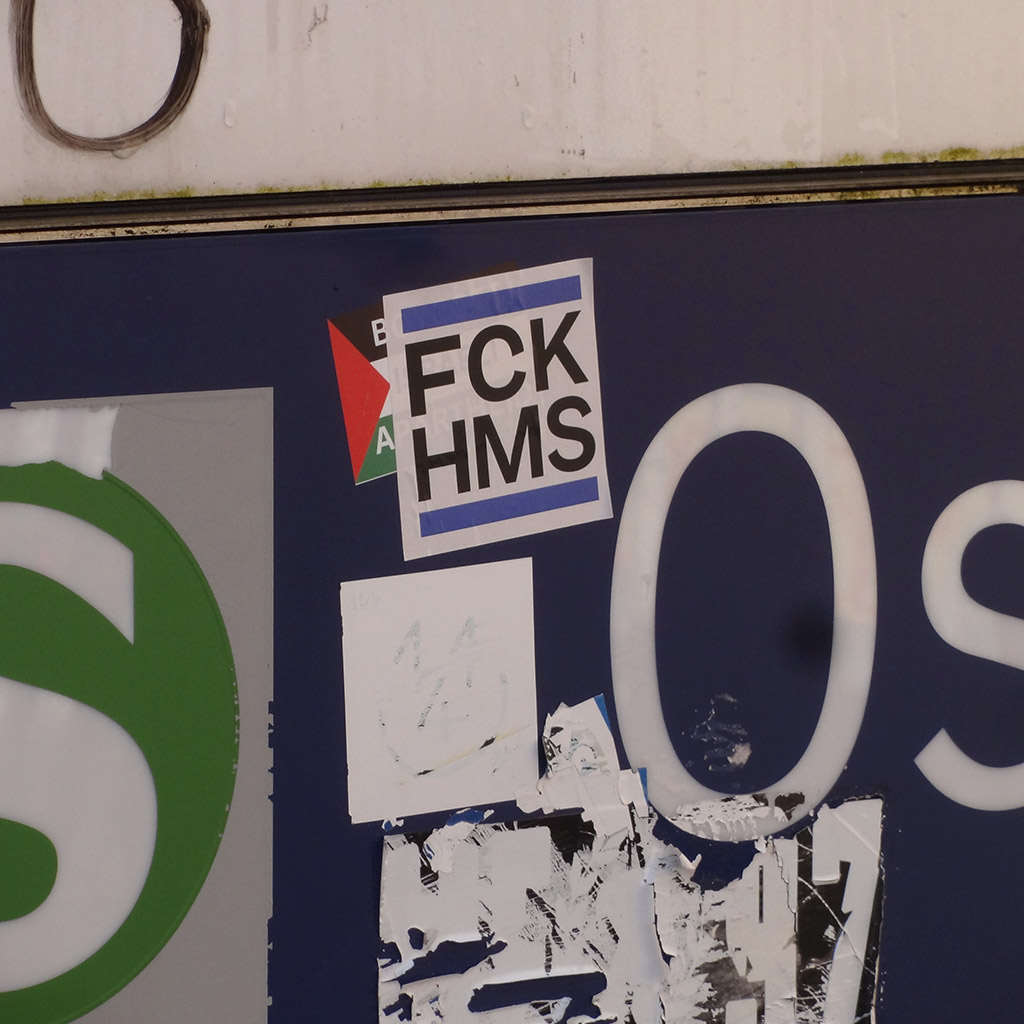 Aufkleber mit FCK HMS im Stil des RUN-DMC-Logos