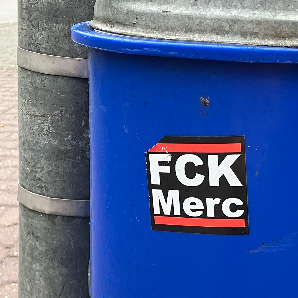 Aufkleber mit FCK Merc im Stil des RUN-DMC-Logos