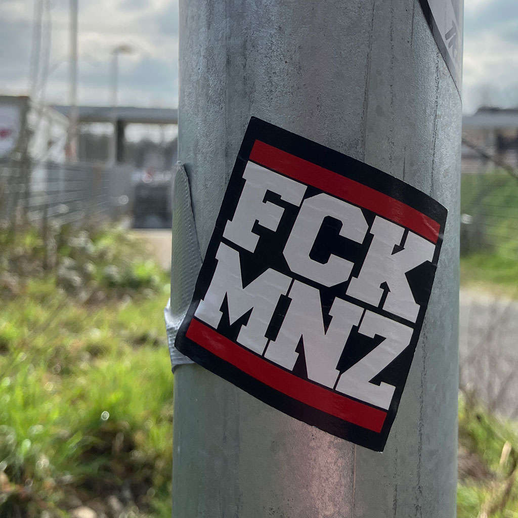 Aufkleber mit FCK MNZ im Stil des RUN-DMC-Logos