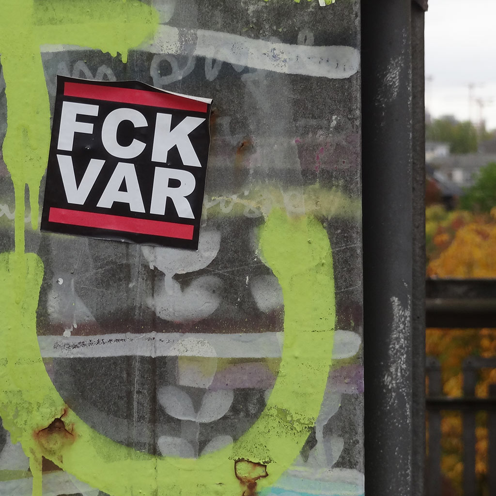 Aufkleber mit FCK VAR im Stil des RUN-DMC-Logos