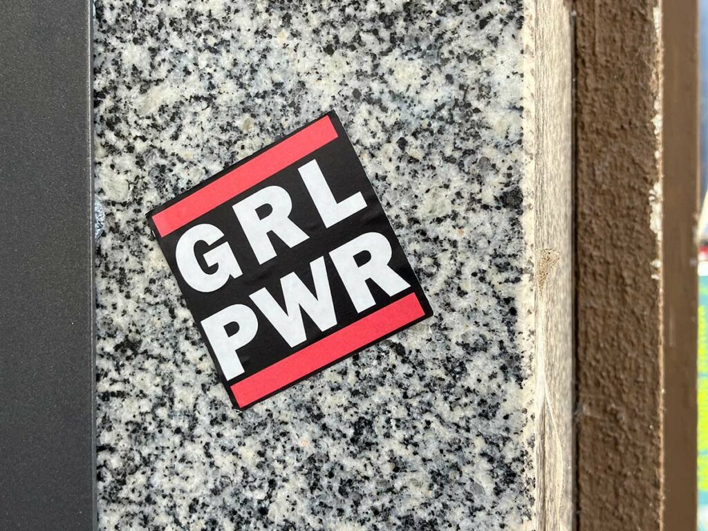 Aufkleber mit GRL PWR im Stil des RUN-DMC-Logos