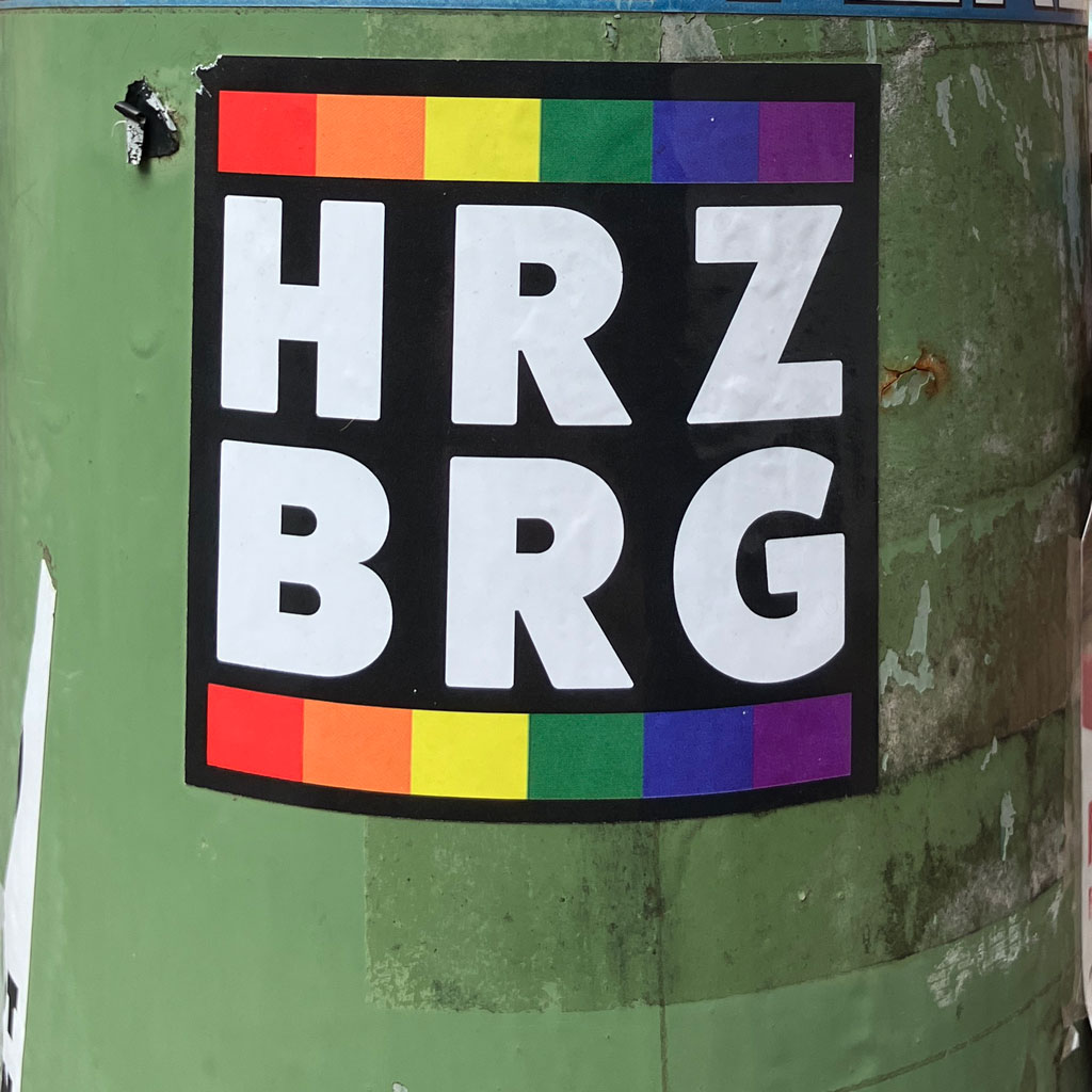 Aufkleber mit HRZ BRG im Stil des RUN-DMC-Logos