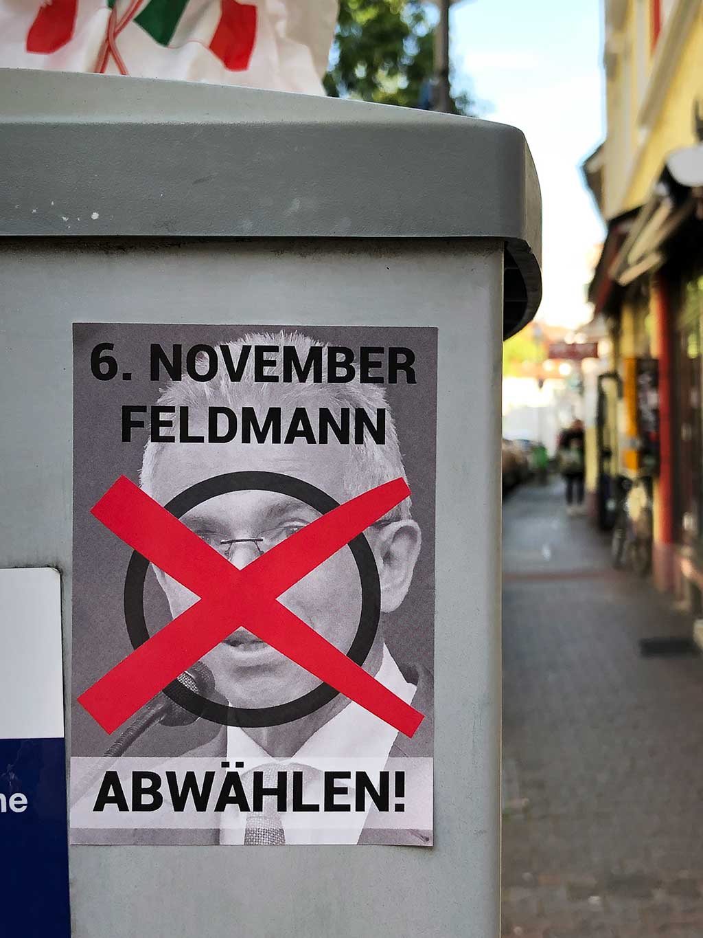 Aufkleber, Plakate und Sprüche rund um Peter Feldmann (2022)