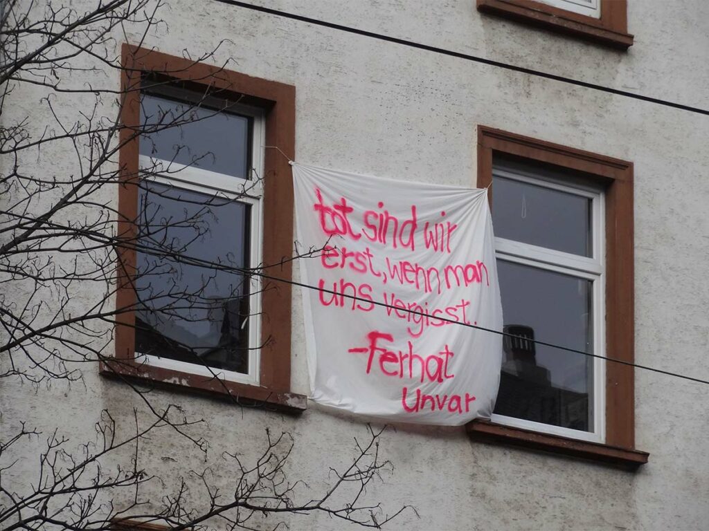 Stadtbilder Frankfurt: Banner am Fenster erinnert an das Attentat in Hanau
