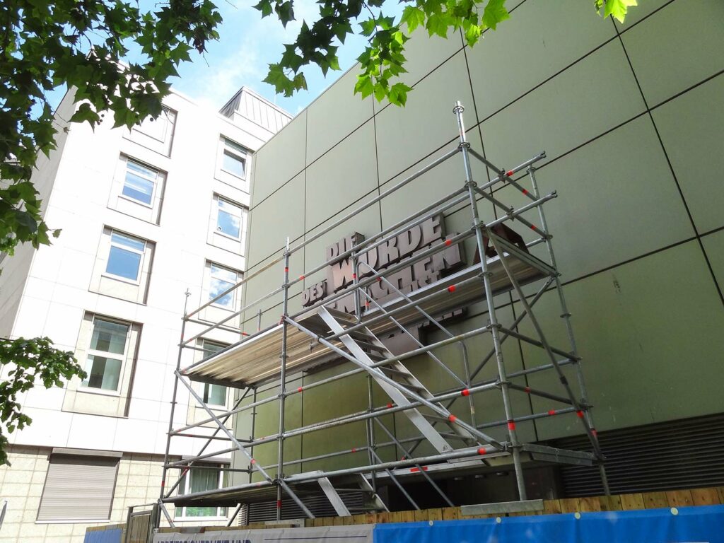 Baugerüst vor dem Schriftzug „Die Würde des Menschen ist unantastbar“ in Frankfurt.