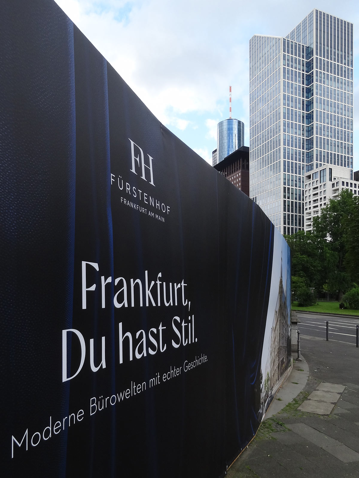 Baustellenzaun mit Slogan „Frankfurt Du hast Stil“