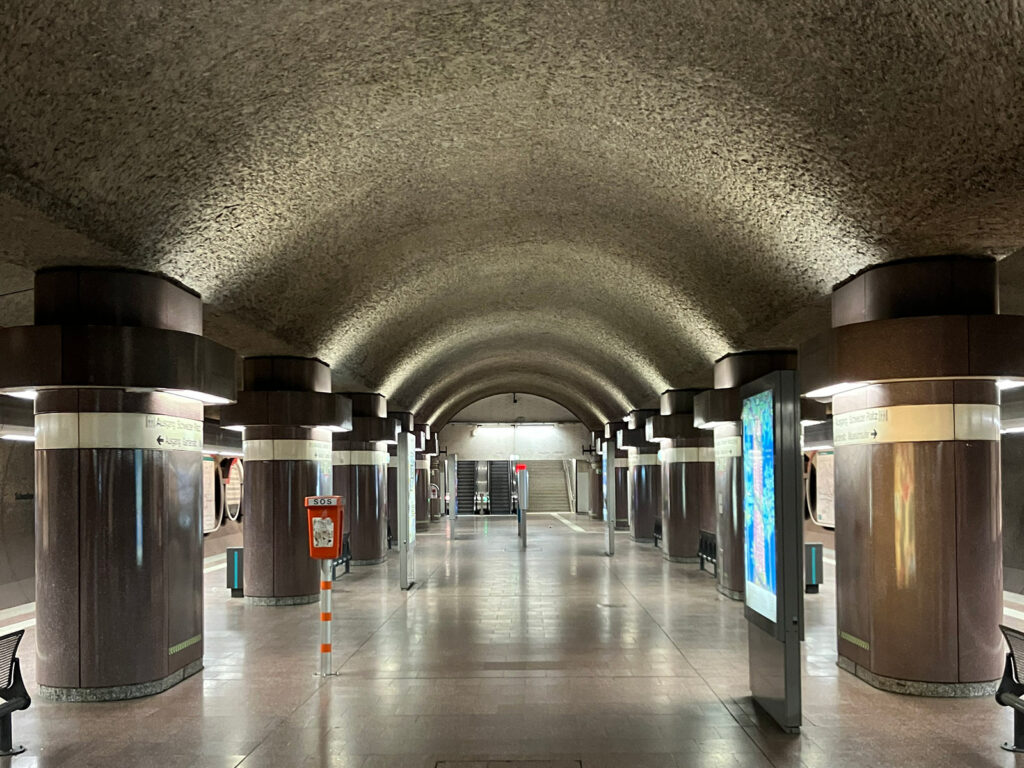 Beleuchteter Rundbogen in der B-Ebene der Haltestelle „Schweizer Straße“ in Frankfurt
