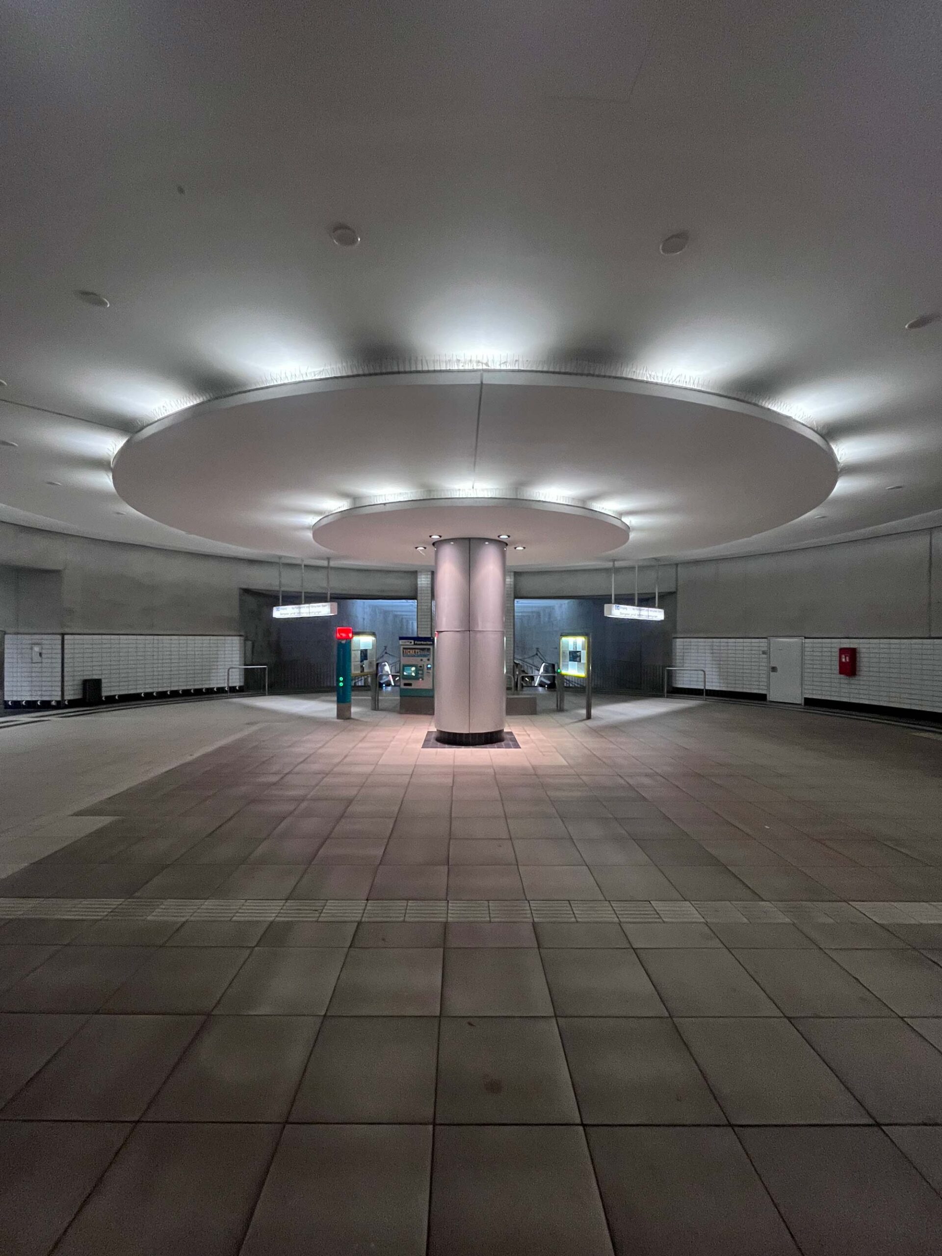 Beleuchtung in der U-Bahn-Station Bockenheimer Warte in Frankfurt