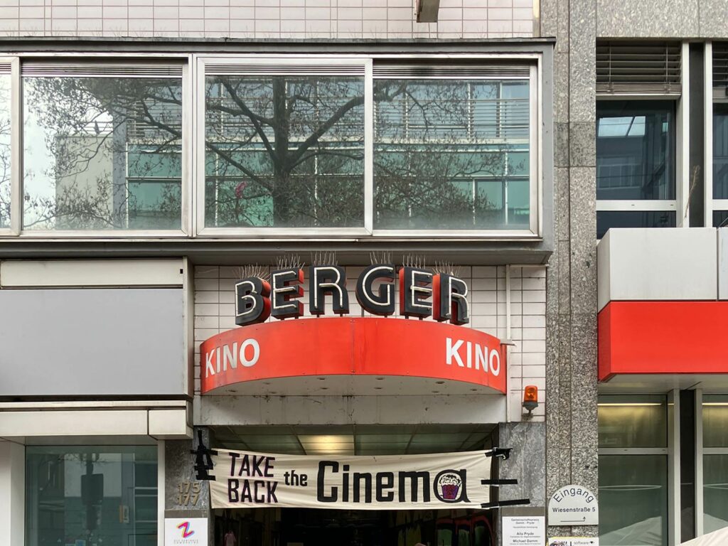 Berger Kino in der Berger Straße besetzt und wiedereröffnet