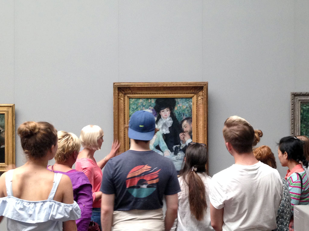 Besucherinnen und Besucher im Städel Museum in Frankfurt