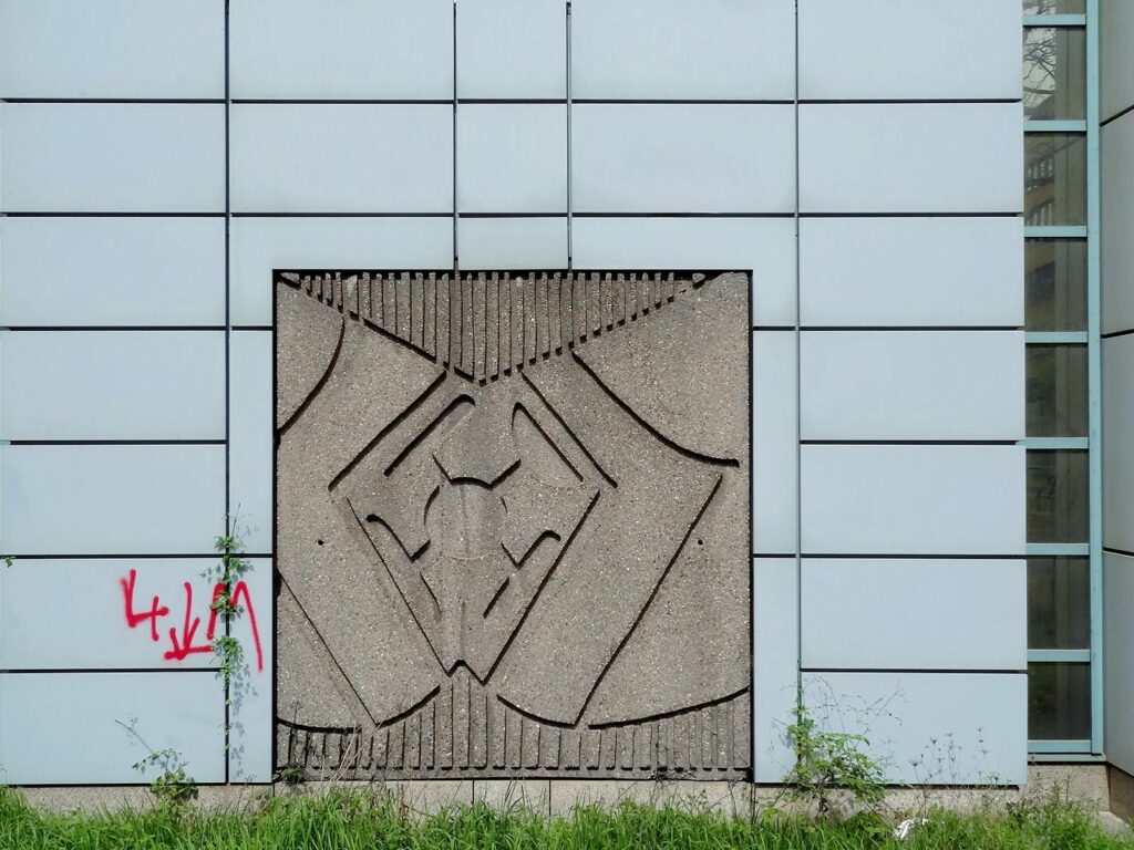 Betonreliefs von Max Ackermann in der Mainzer Landstraße