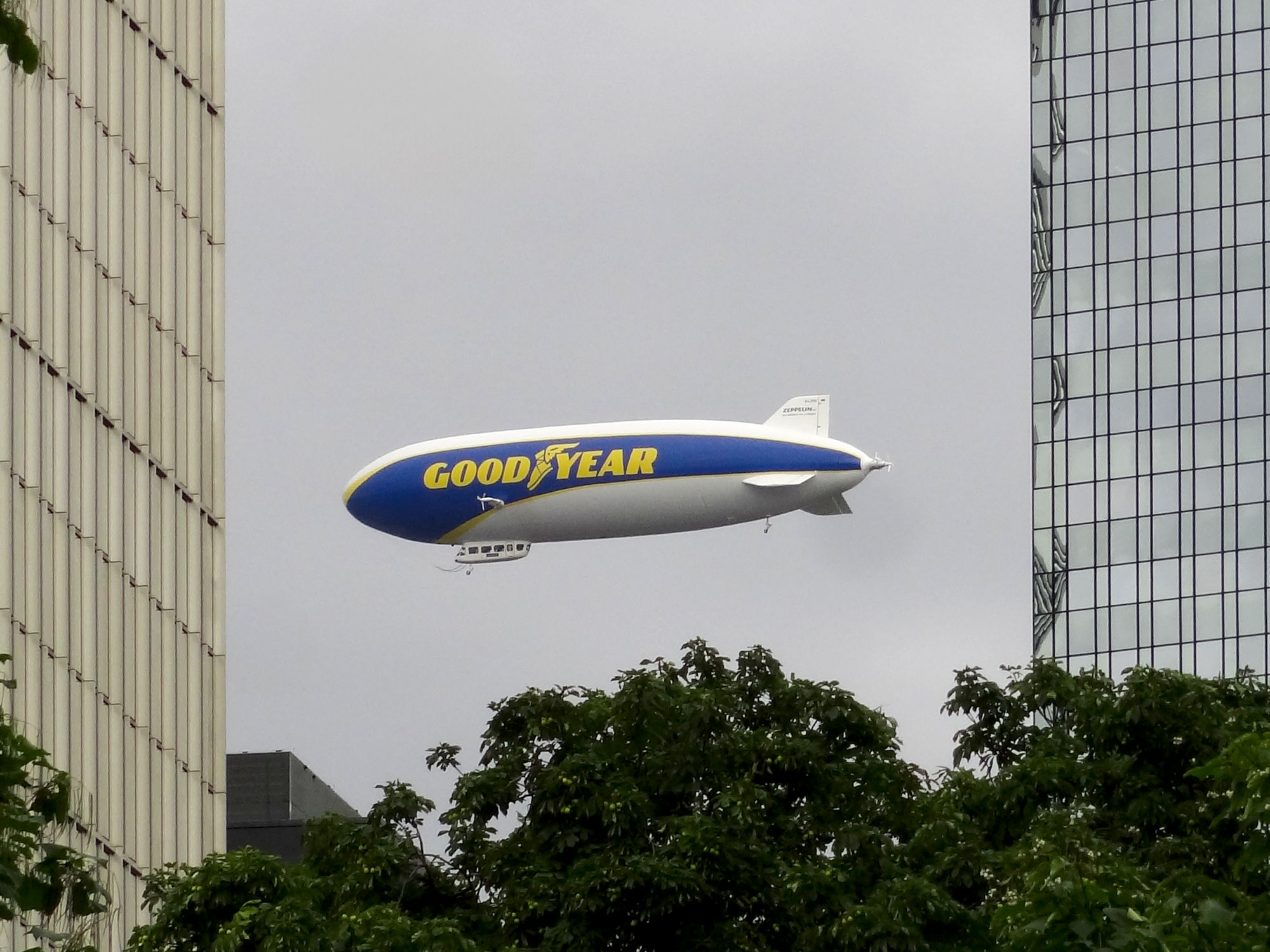 Blau-gelber Goodyear-Zeppelin fliegt über Frankfurt