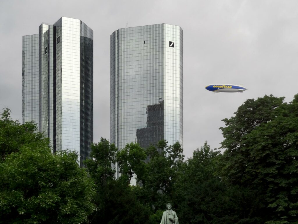 Blau-gelber Goodyear-Zeppelin fliegt über Frankfurt