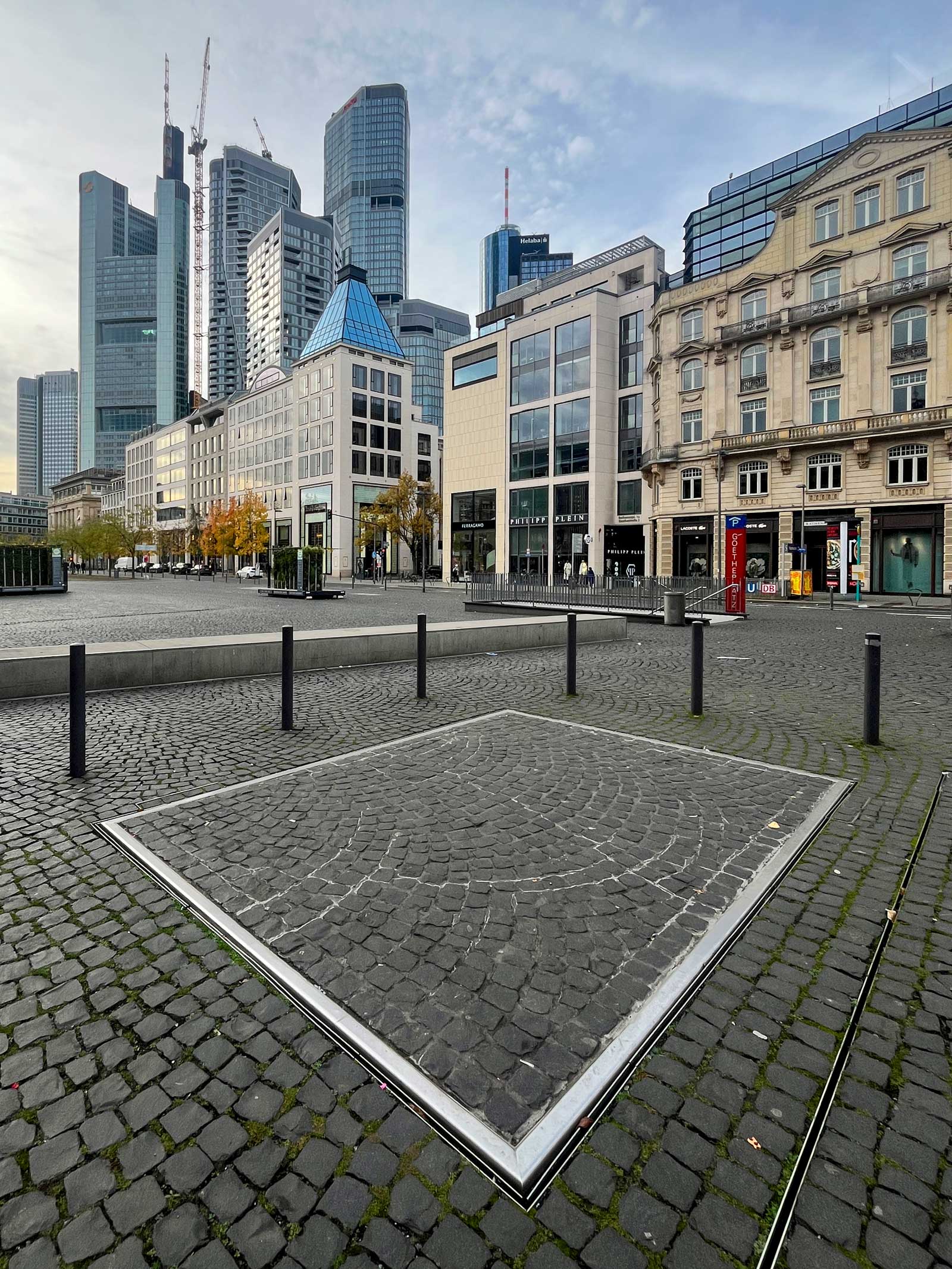 Blick auf Frankfurter Hochhäuser vom Rathenauplatz