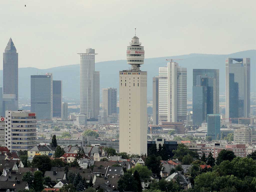 Blick vom alten Goetheturm auf den alten Henninger Turm