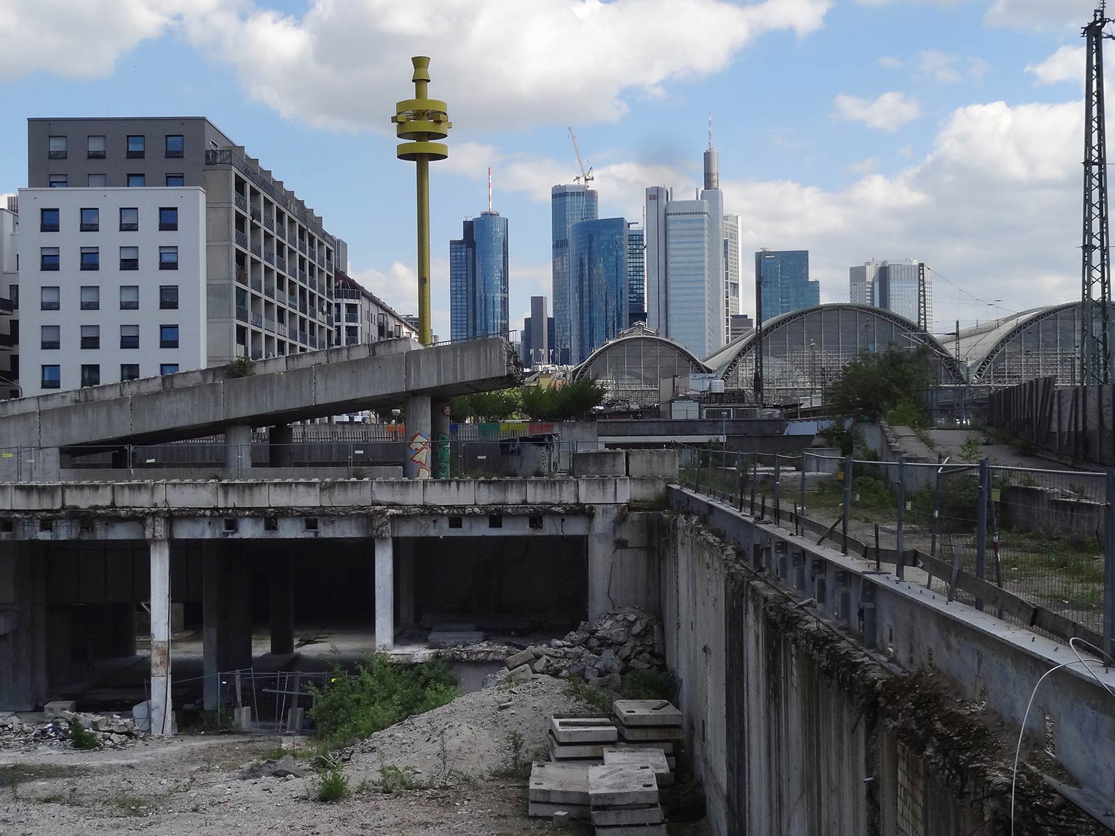 Brache am ehemaligen Commerzbank-Hochhaus und künftiges „Grand Central“