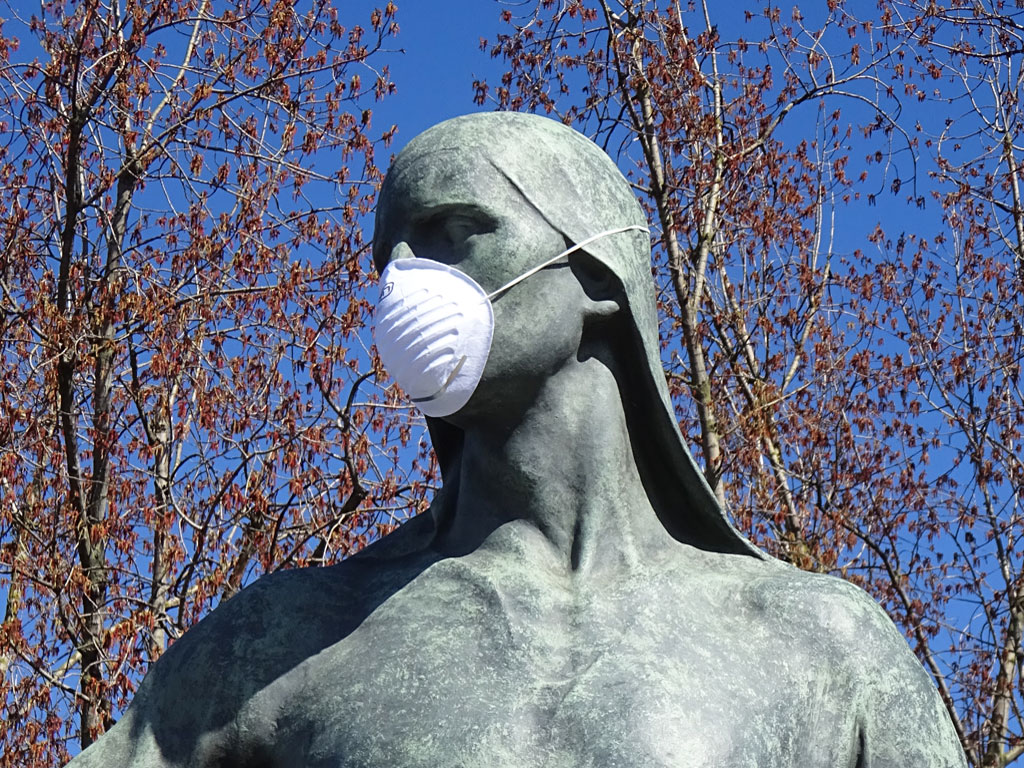 Corona in Frankfurt - Hafenarbeiter-Skulptur mit Schutzmaske