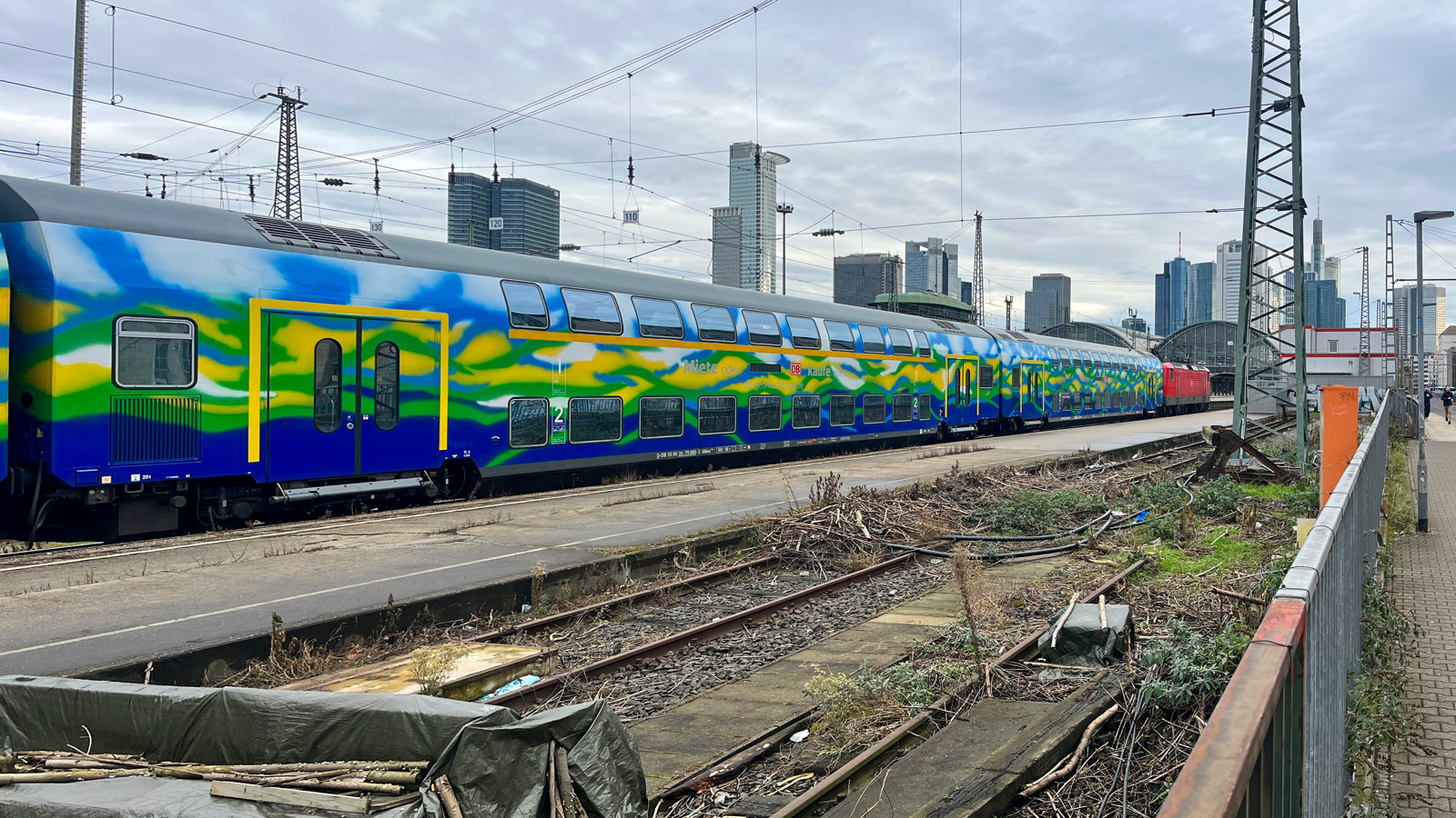 DB Gebrauchtzug mit Touristik-Lackierung am Hauptbahnhof in Frankfurt am Main